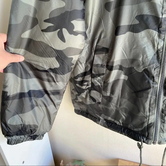 Men’s UGG Green Camo Fleece Waterproof Jacket - Picture 3 of 9